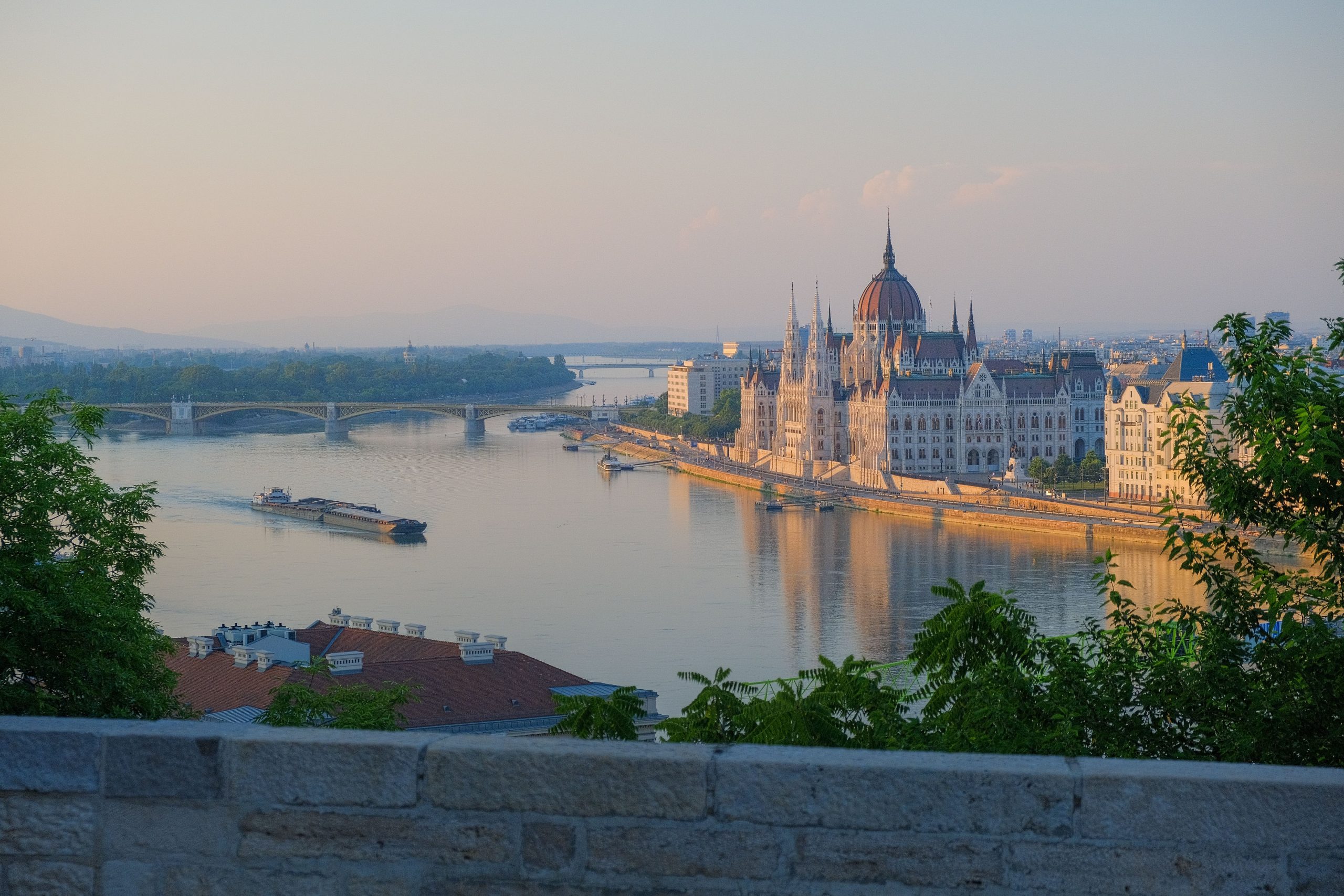 Budapest a Duna-parton naplementekor